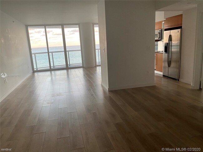 Building Photo - 2 br, 2 bath Condo - 6365 Collins Ave Impr...