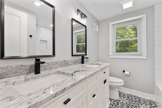 Building Photo - Awesome Renovated OP House