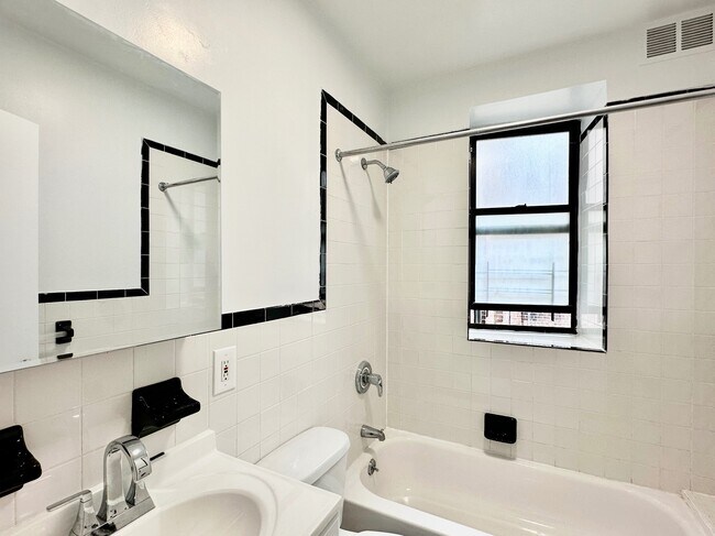 Building Photo - 209 W 108th St