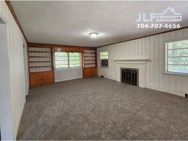 Building Photo - Sprawling 3 Bedroom/ 2.5 Bathroom Ranch in Charlotte!