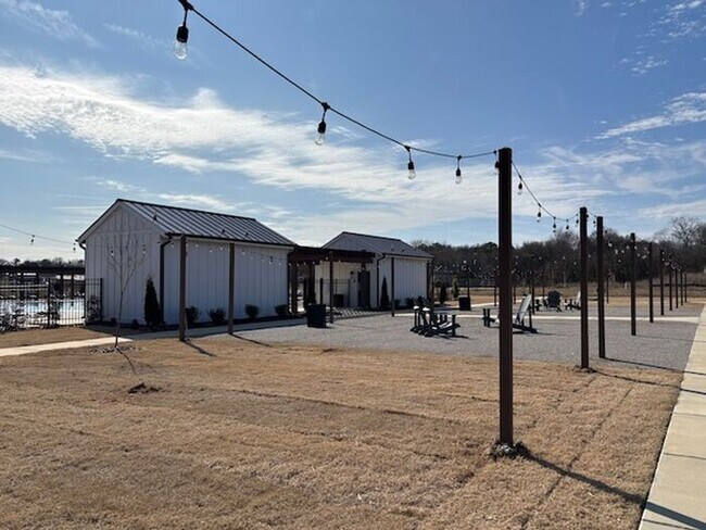 Building Photo - MOVE IN SPECIAL-3 bedroom with study/flex/office/keeping room