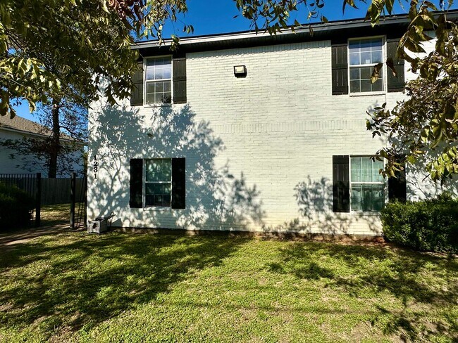 Building Photo - HUGE 4-Bed, 2-Bath Duplex Four Blocks From Baylor Campus & Minutes from Downtown!