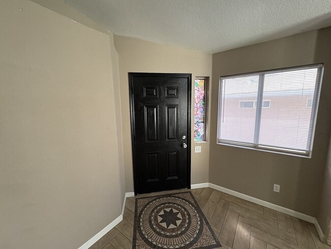 Building Photo - Great eastside location four bedrooms