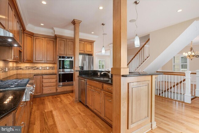 Building Photo - 5905 Lone Oak Dr