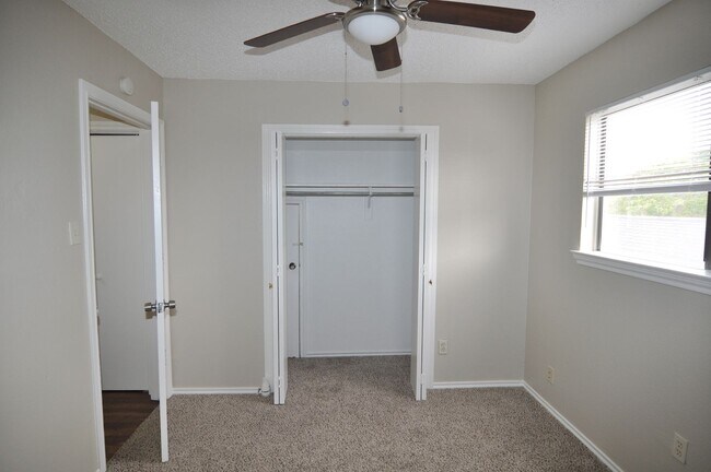 Building Photo - Welcome to this charming 3-2-2 in a quiet ...