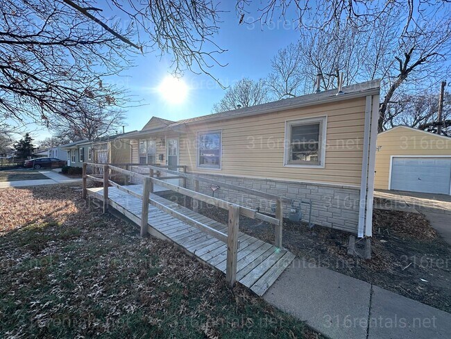 Building Photo - $895 - 2  bed 1 bath - Single Family Home *COMING SOON*