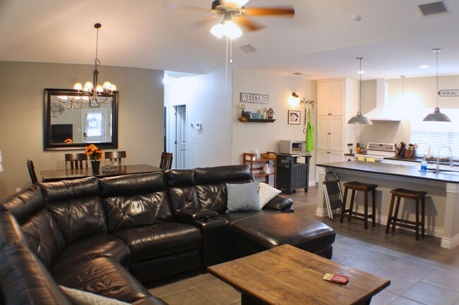 Building Photo - CANYON LAKE HILLS