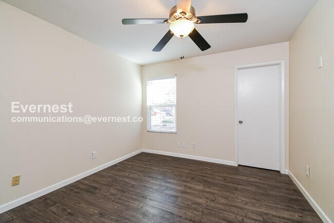 Building Photo - 8726 E Bonnie Rose Ave