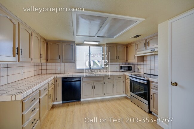 Building Photo - 2232 Ridgeway Dr