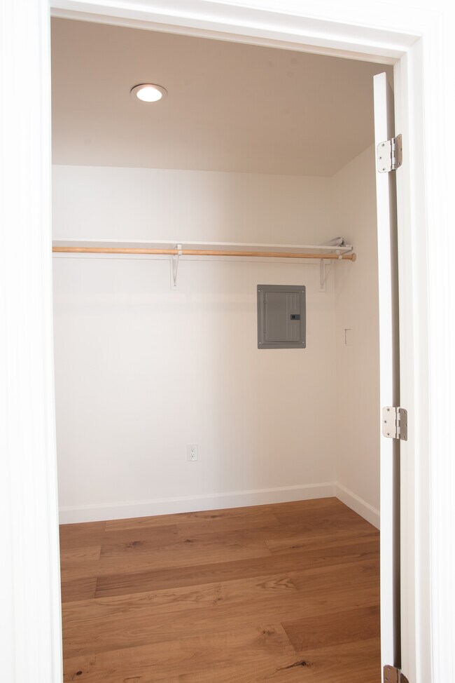 Building Photo - 157 N Vista St