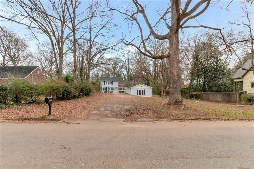 Building Photo - 2545 White Oak Dr