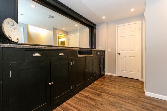 Building Photo - 1715 Fox Run