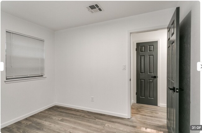 Building Photo - ASK ABOUT OUR VALENTINES DAY MOVE-IN SPECI...