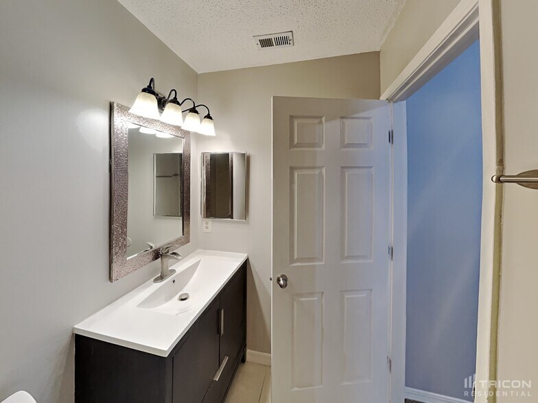 Building Photo - 7727 Mystic Point Ct W