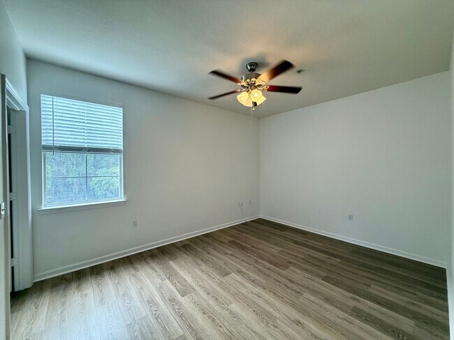 Building Photo - Bright and updated 3-bedroom, 2-bath condo