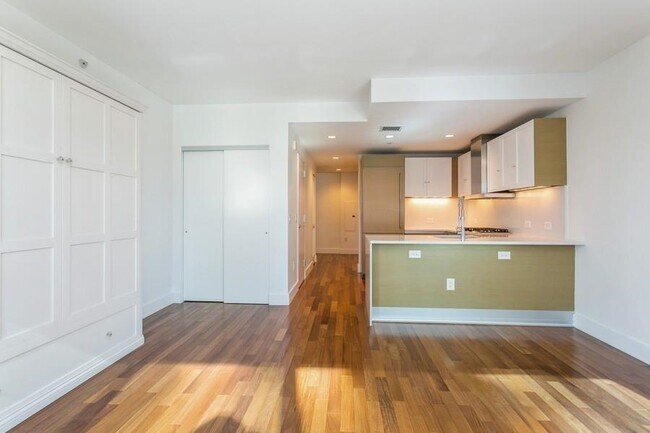 Building Photo - 77 Hudson St