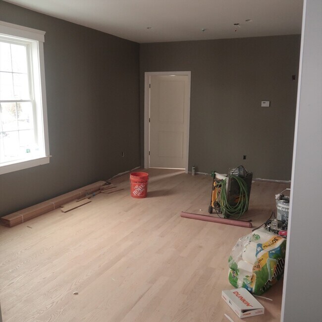 Building Photo - 32 Newhall St