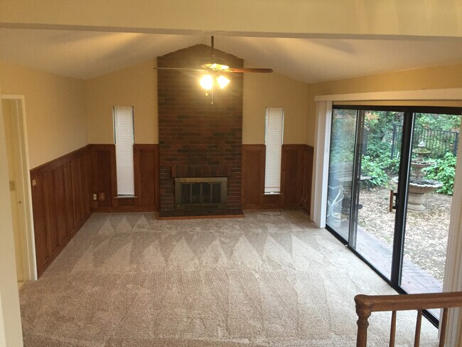 Building Photo - 110 Rock Ravine Ct