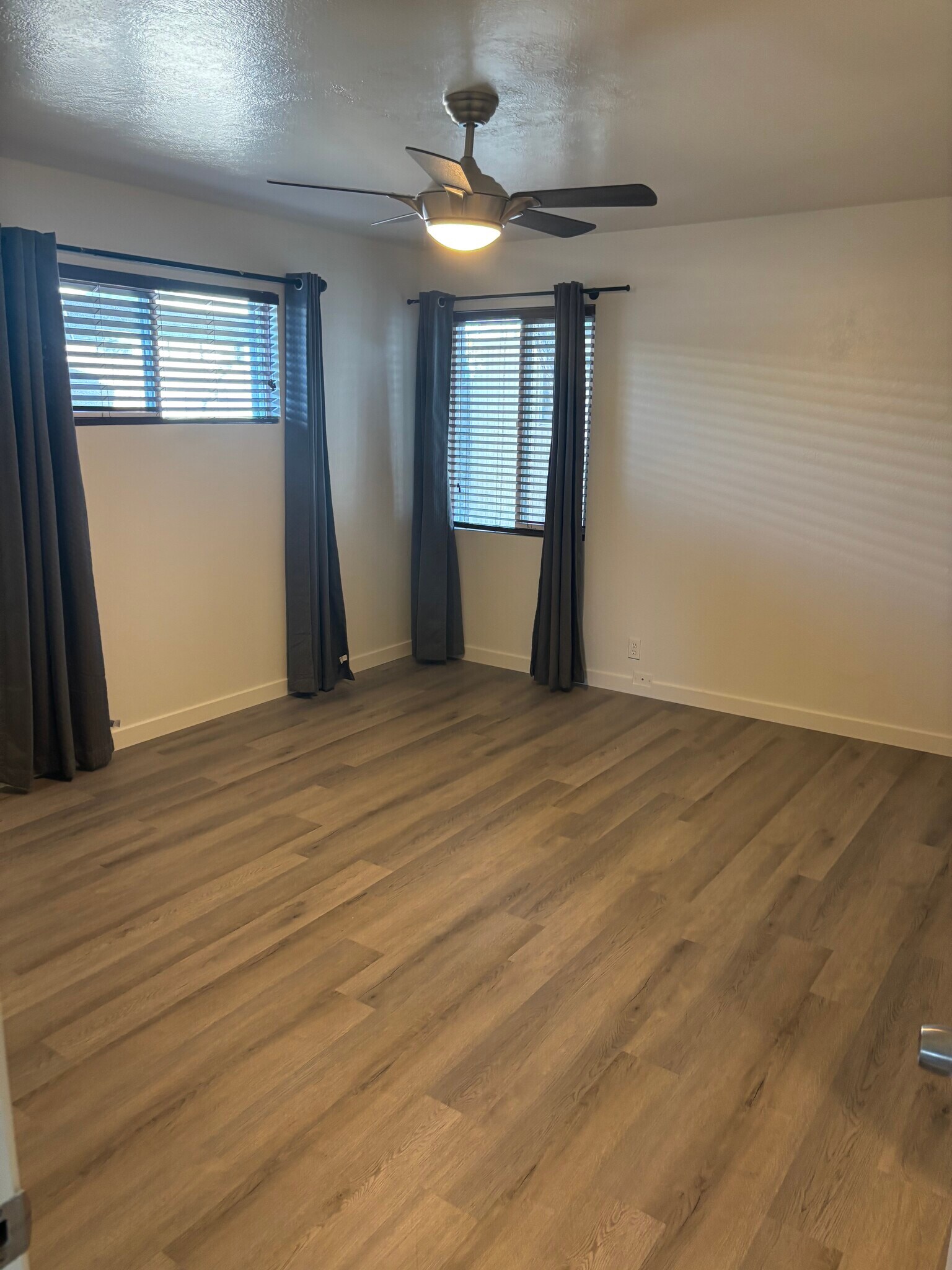 Large primary bedroom - 3133 N 4th Ave