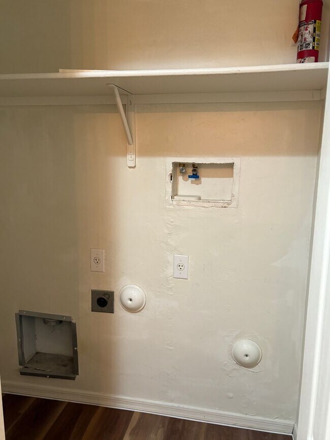 Building Photo - Must See 3 bedroom home! Near Downtown and...