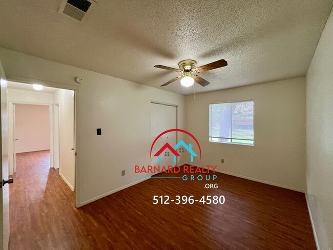 Building Photo - Available Now: 2 bed/1 bath Duplex With Hu...
