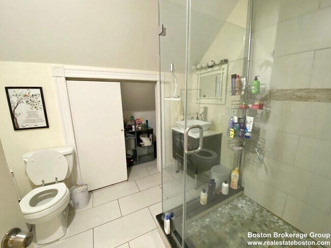 Building Photo - Super Renovated Apt Near NEU!  Laundry in Unit, Spacious and Sunny!