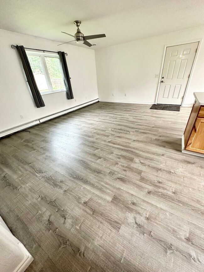 Building Photo - 4 bedroom Home for Rent in North Pole!