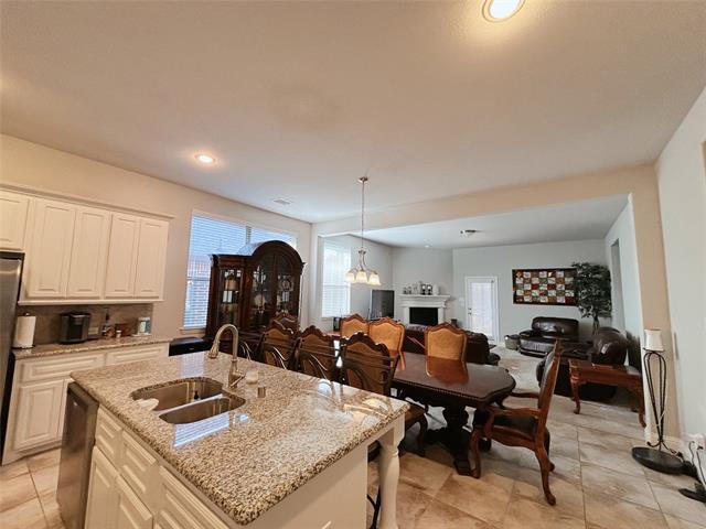 Building Photo - 556 England St