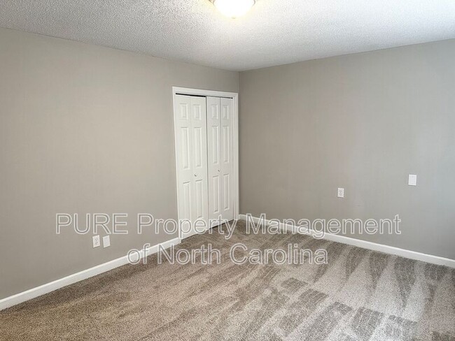 Building Photo - 916 W 5th Ave