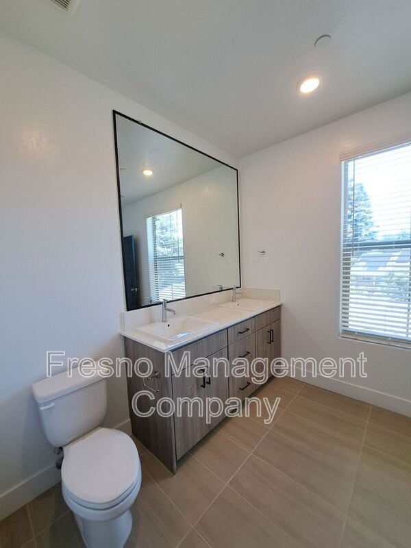 Building Photo - 524 W Balsam Ln