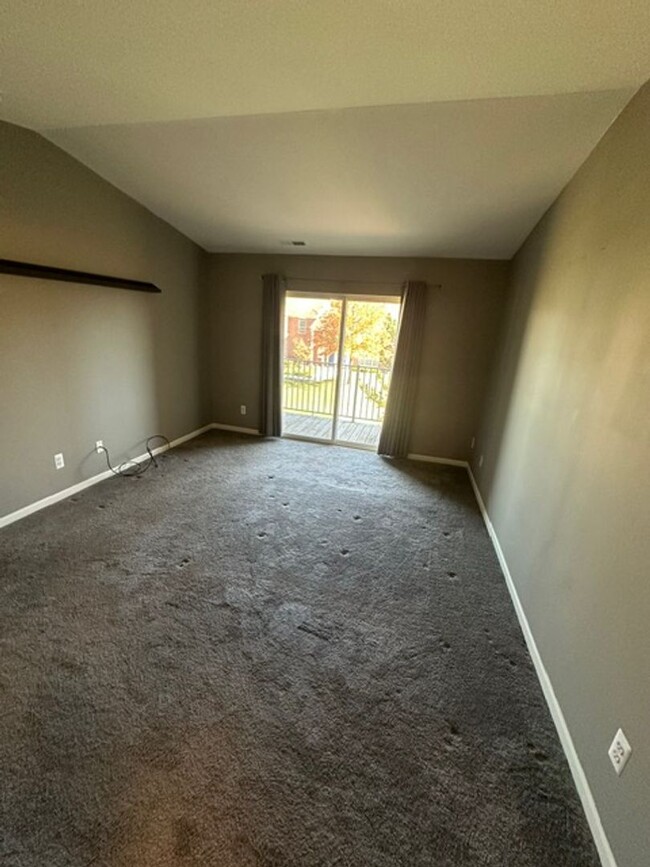 Building Photo - Updated Chesterfield Condo