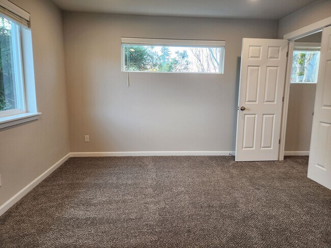 Building Photo - 15603 View Dr Ct SE