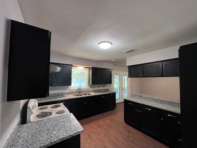 Building Photo - 3633 Thistle St