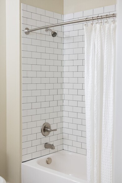 Shower/Tub - 222 S Main St