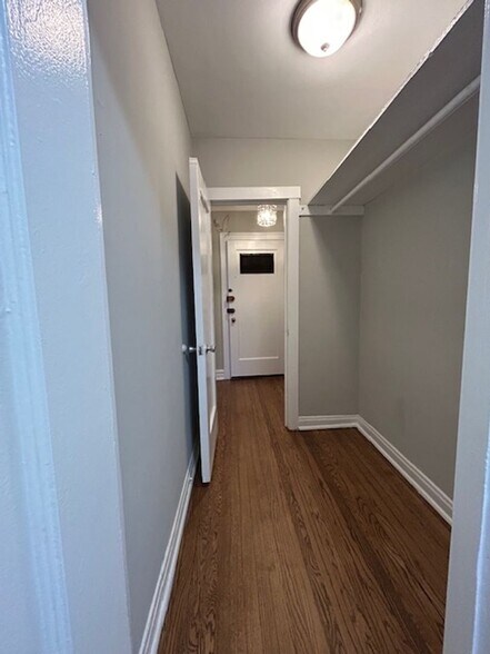 Building Photo - 6226 N Clark St