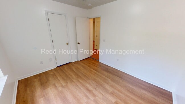 Building Photo - 111 Oakridge Cir