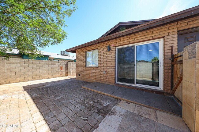 Building Photo - 558 S Lesueur