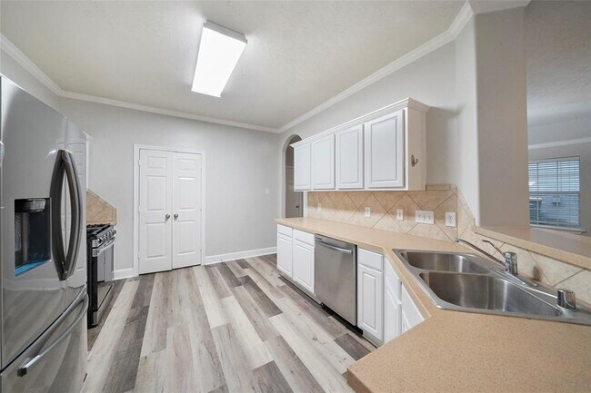 Building Photo - 6 Valewood Pl