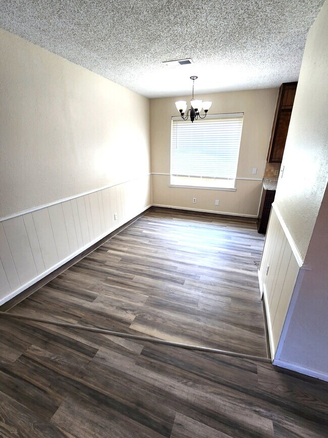 Building Photo - Updated 3/2/1 duplex in Northwest Lubbock.