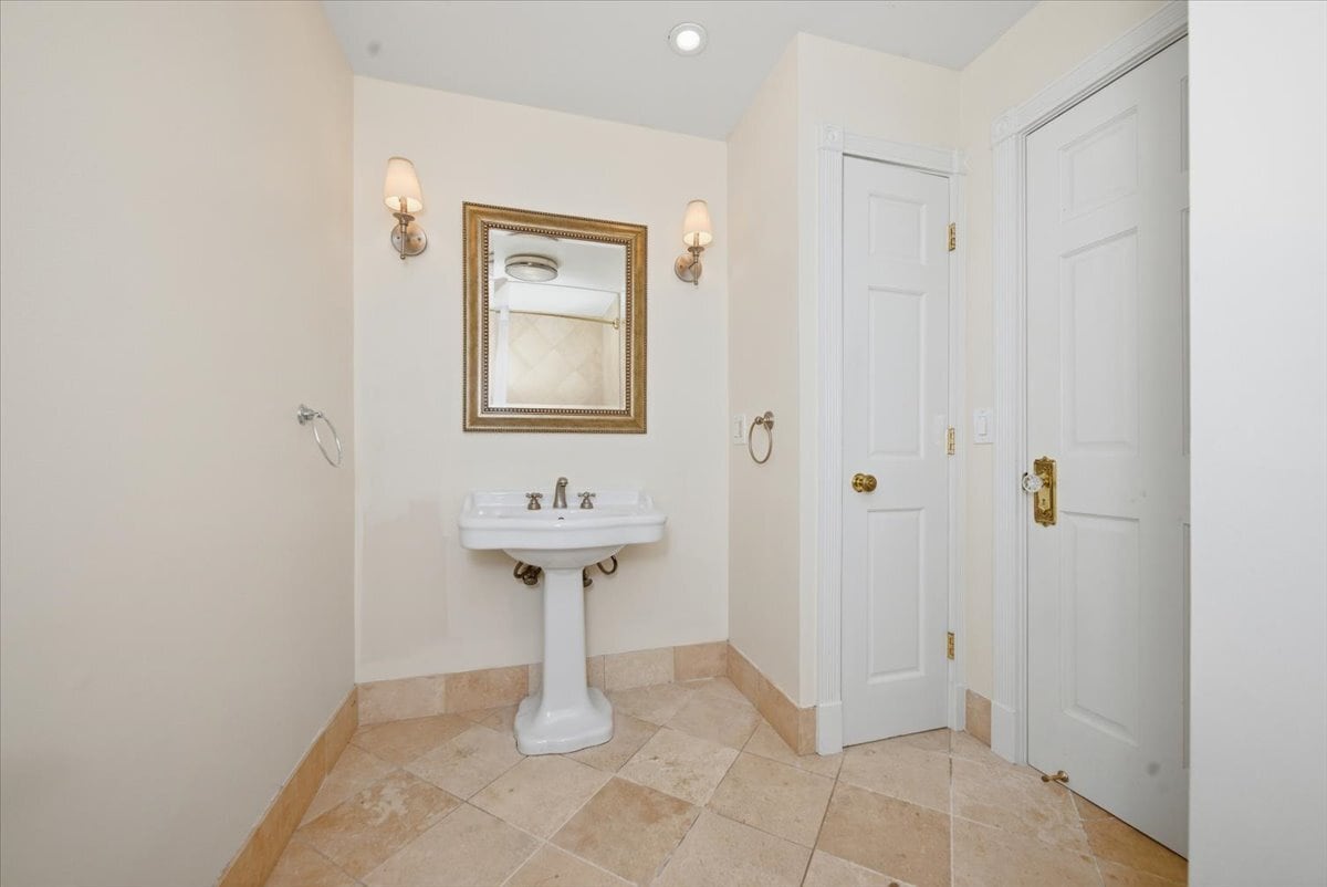 Building Photo - 501 N Wells St