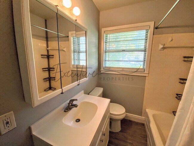 Building Photo - Updated 3-Bedroom Home with Bonus Room & F...