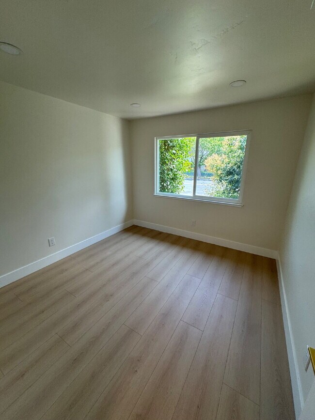 Building Photo - Beautifully Updated 2 Bedroom Home Near Freeway Access
