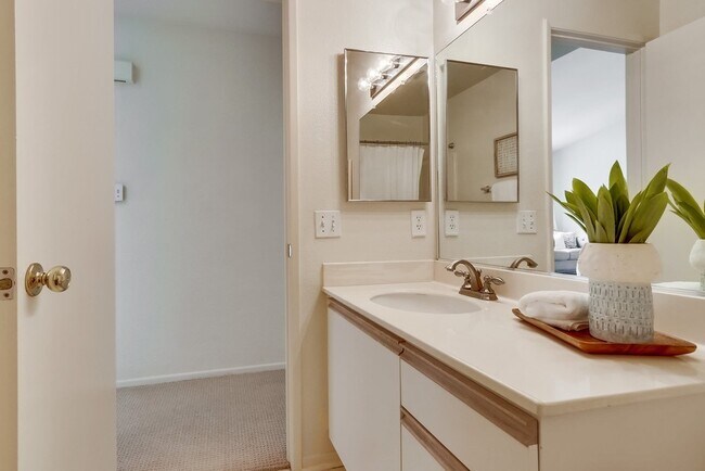 Building Photo - Beautiful Aliso Viejo Condo in the Seagate Colony-2/2