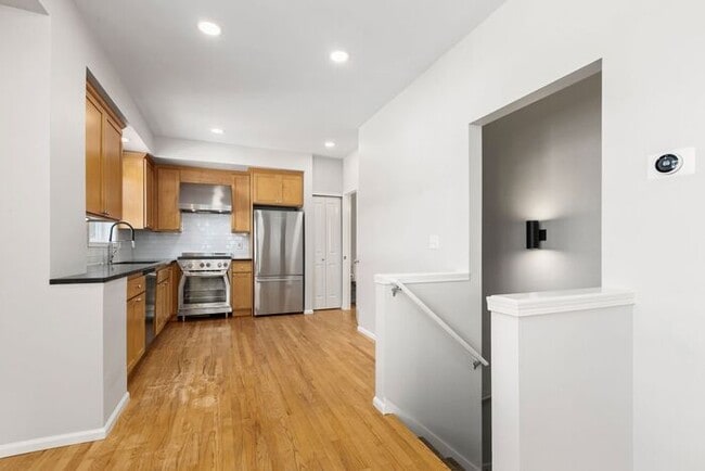 Building Photo - Charming AIR CONDITIONED Alki Townhome