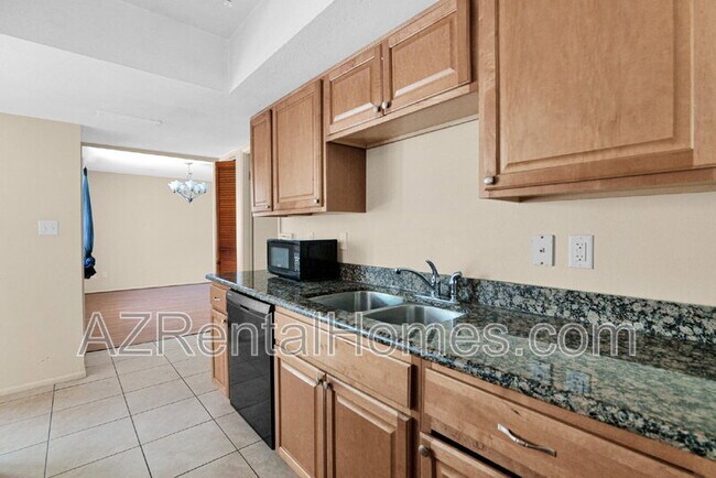 Building Photo - 1622 E Coronado Dr