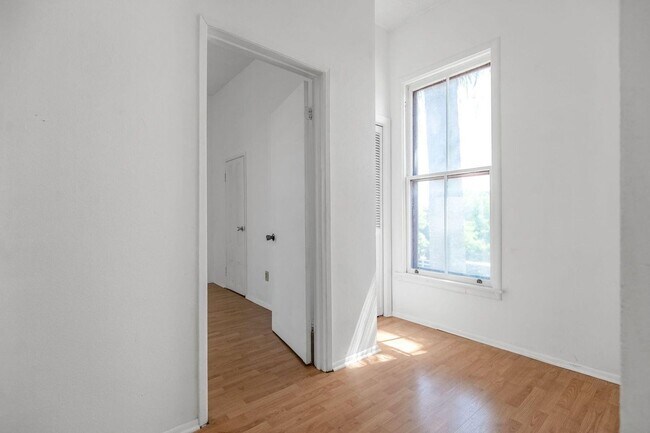 Building Photo - 134 E 10th St