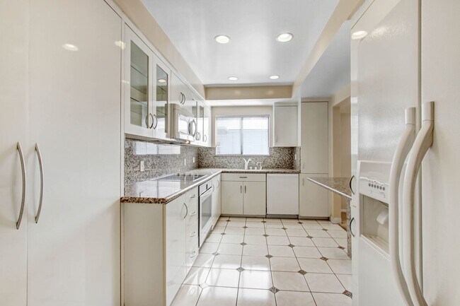 Building Photo - Spacious & Bright 3BR Condo with Bonus Room, Secured Parking & Hollywood History!