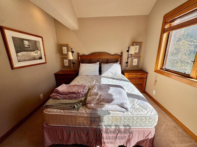 Building Photo - 2 Bedroom, 2 Bath in Third Creek with Hot Tub - Perfect Winter Getaway