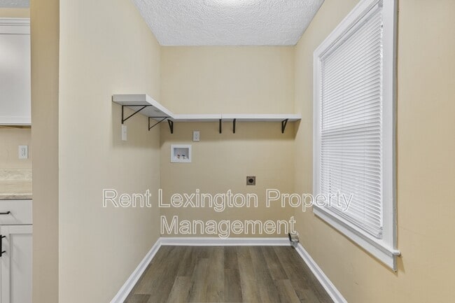 Building Photo - 864 Meadow Ln