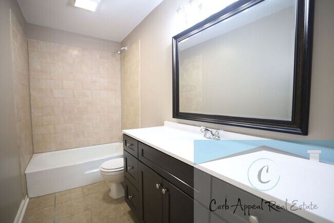 Building Photo - Recently renovated 3 bed 1 bath home with fenced yard!!
